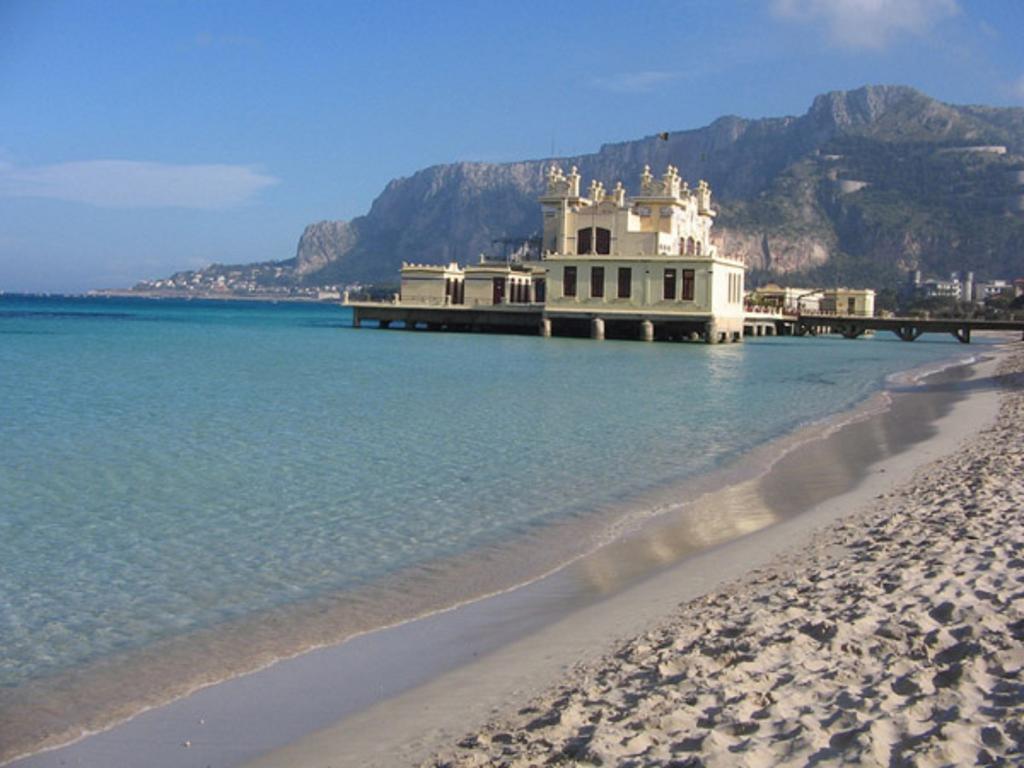 Апартаменты Casa Perciata - Locazione Turistica Монделло Экстерьер фото